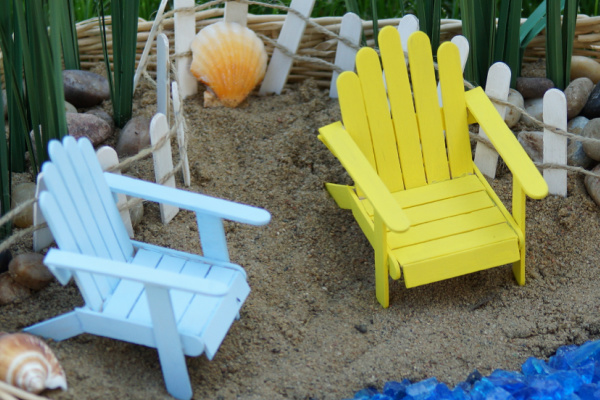 Popsicle stick fairy garden accessories - mini beach chairs