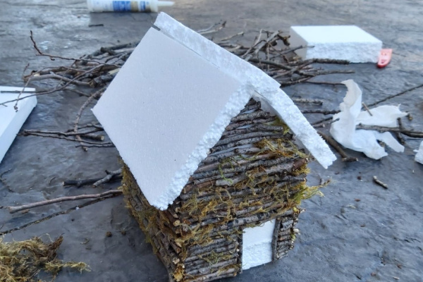 creating the roof on the fairy garden house made from twigs