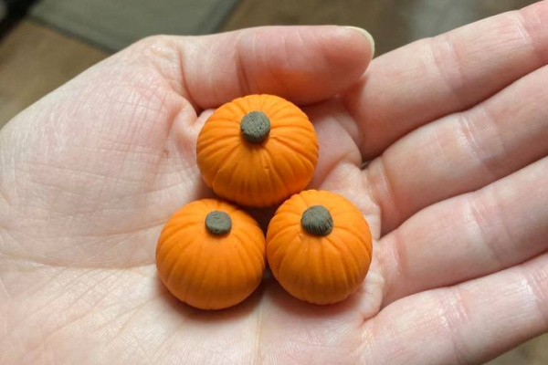 fall fairy garden ideas - polymer clay pumpkins